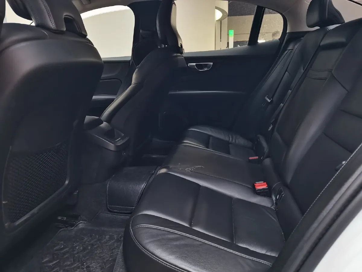 2021 Volvo S60 2.0T 190HP L4 8AT,autocango,china used car exporter,china ev exporter,chinese used car exporter,chinese used ev exporter