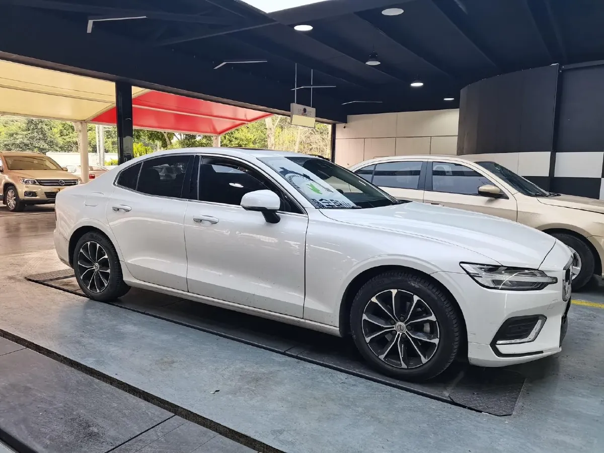 2021 Volvo S60 2.0T 190HP L4 8AT,autocango,china used car exporter,china ev exporter,chinese used car exporter,chinese used ev exporter