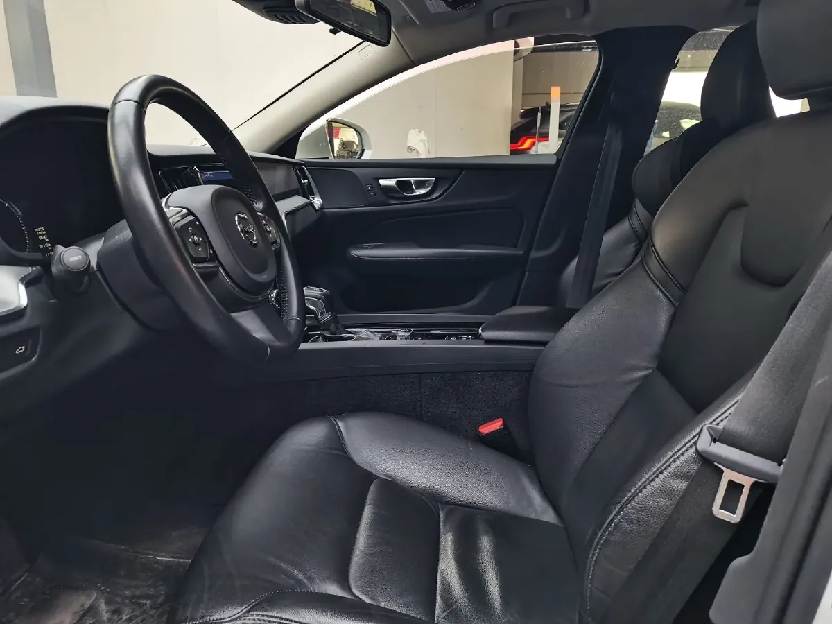 2021 Volvo S60 2.0T 190HP L4 8AT,autocango,china used car exporter,china ev exporter,chinese used car exporter,chinese used ev exporter