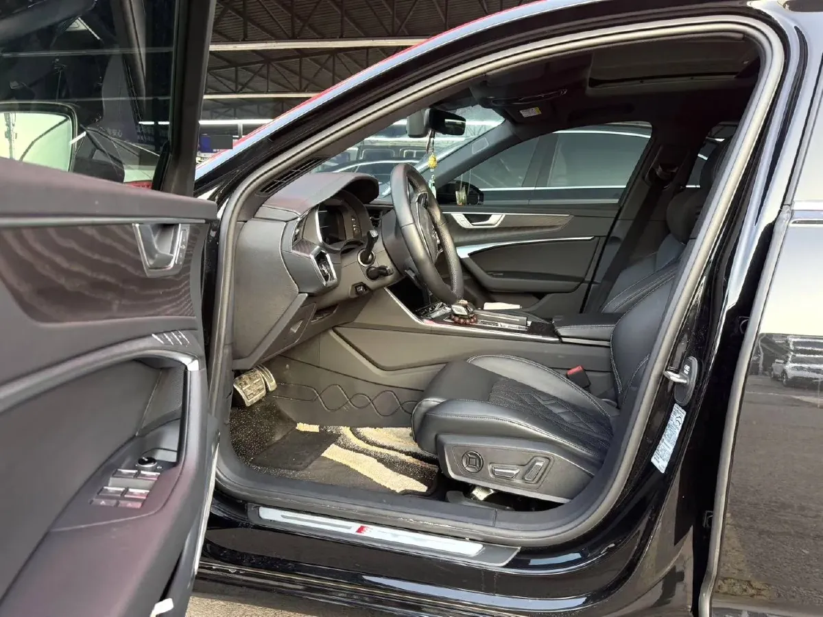 2025 Audi A6L 2.0T 245HP L4 7DCT,autocango,china used car exporter,china ev exporter,chinese used car exporter,chinese used ev exporter