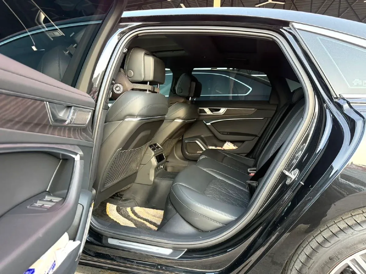 2025 Audi A6L 2.0T 245HP L4 7DCT,autocango,china used car exporter,china ev exporter,chinese used car exporter,chinese used ev exporter