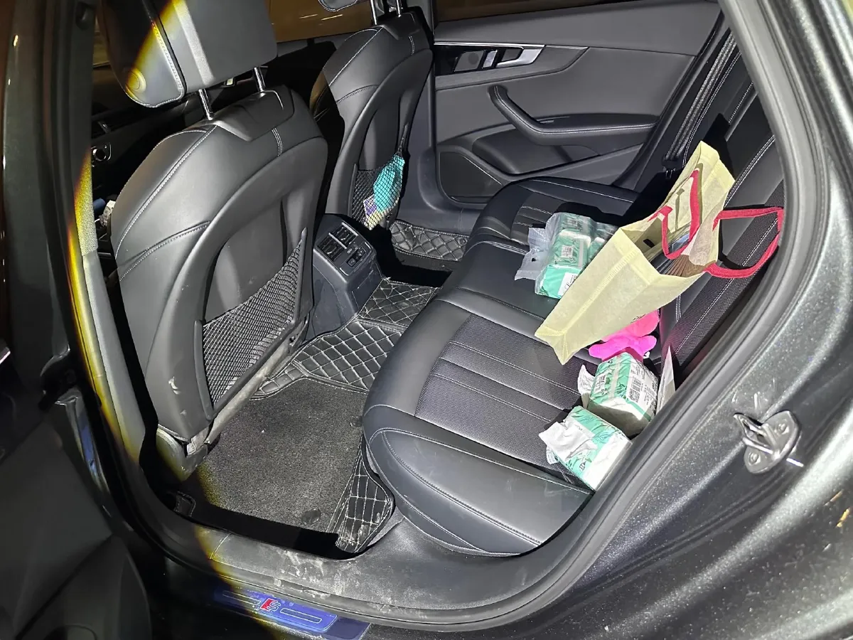 2024 Audi A4L 2.0T 190HP L4 7DCT,autocango,china used car exporter,china ev exporter,chinese used car exporter,chinese used ev exporter