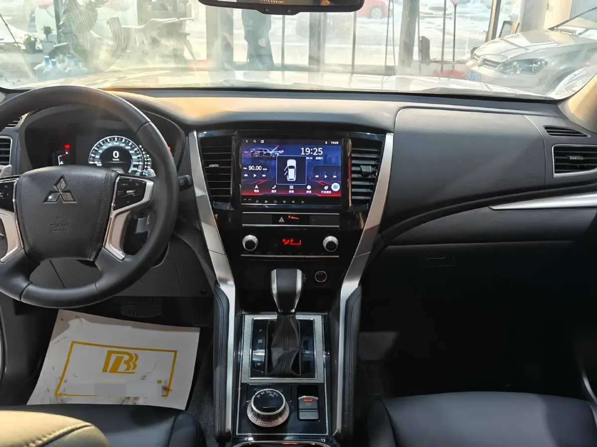 2020 Mitsubishi Pajero 3.0L 209HP V6 8AT,autocango,china used car exporter,china ev exporter,chinese used car exporter,chinese used ev exporter