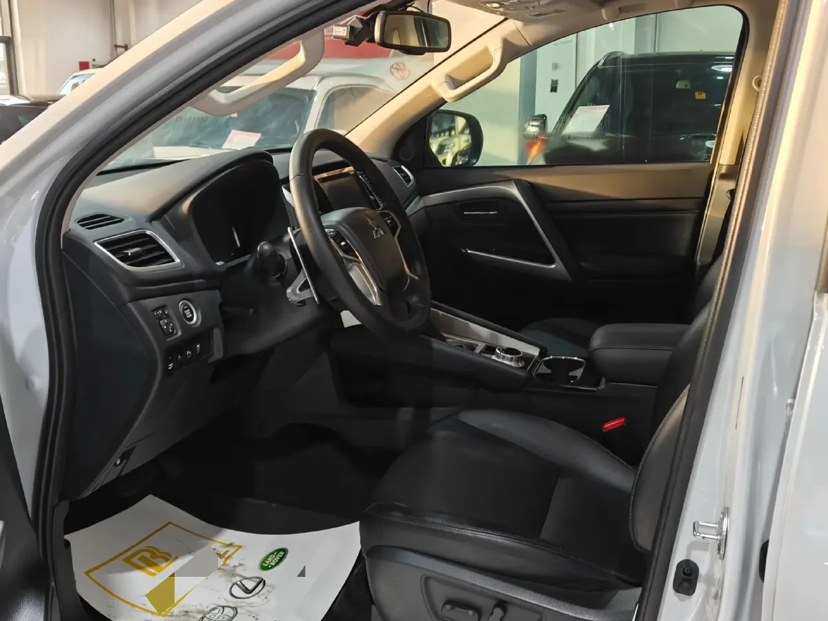 2020 Mitsubishi Pajero 3.0L 209HP V6 8AT,autocango,china used car exporter,china ev exporter,chinese used car exporter,chinese used ev exporter