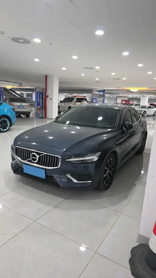 2022 Volvo S60 2.0T 197HP L4 8AT,autocango,china used car exporter,china ev exporter,chinese used car exporter,chinese used ev exporter