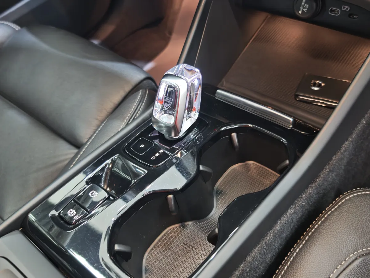 2024 Volvo XC40 2.0T 197HP L4 7DCT,autocango,china used car exporter,china ev exporter,chinese used car exporter,chinese used ev exporter