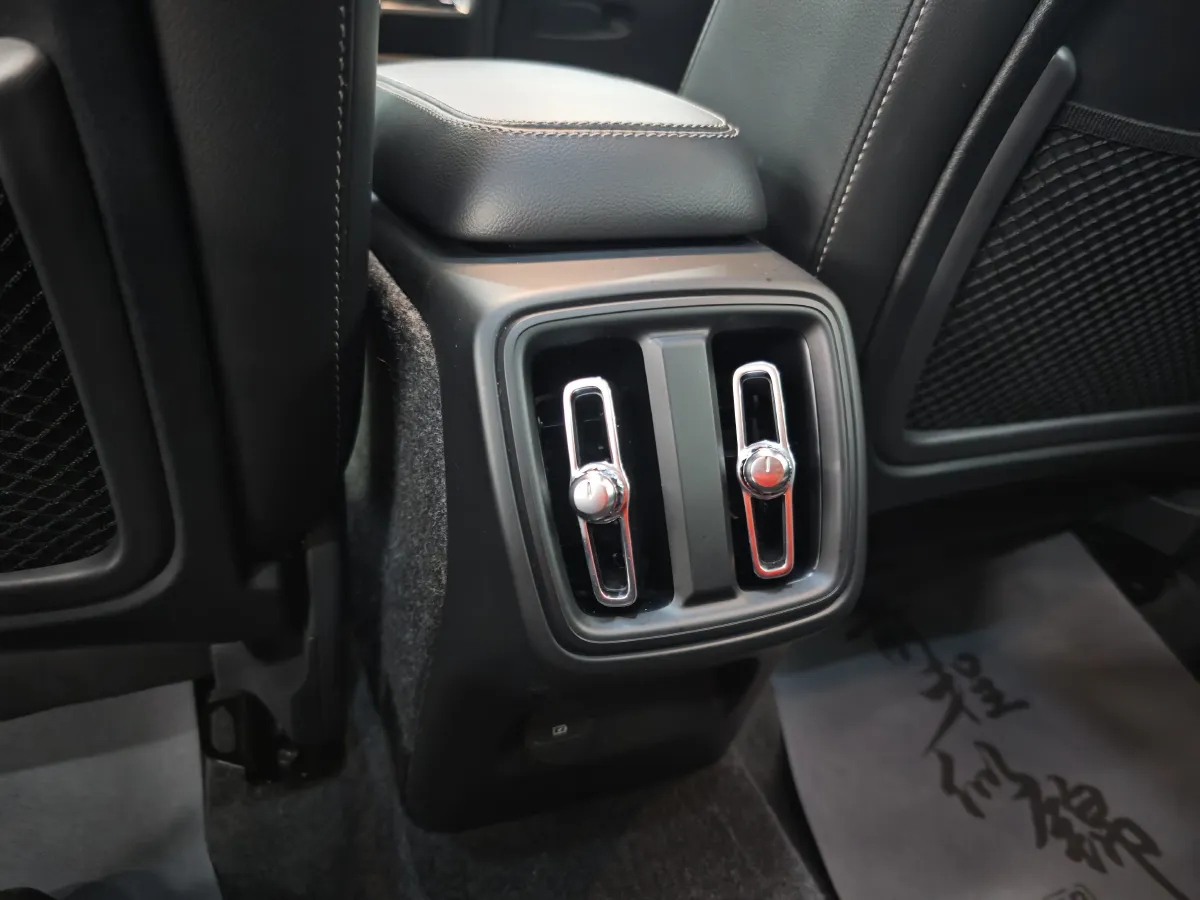 2024 Volvo XC40 2.0T 197HP L4 7DCT,autocango,china used car exporter,china ev exporter,chinese used car exporter,chinese used ev exporter