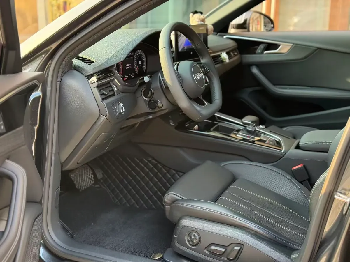 2023 Audi A4L 2.0T 190HP L4 7DCT,autocango,china used car exporter,china ev exporter,chinese used car exporter,chinese used ev exporter