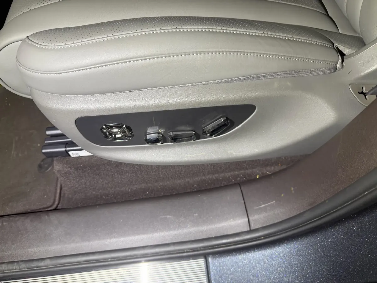 2025 Denza DenzaN9 2.0T 207HP L4 E-CVT PHEV,autocango,china used car exporter,china ev exporter,chinese used car exporter,chinese used ev exporter