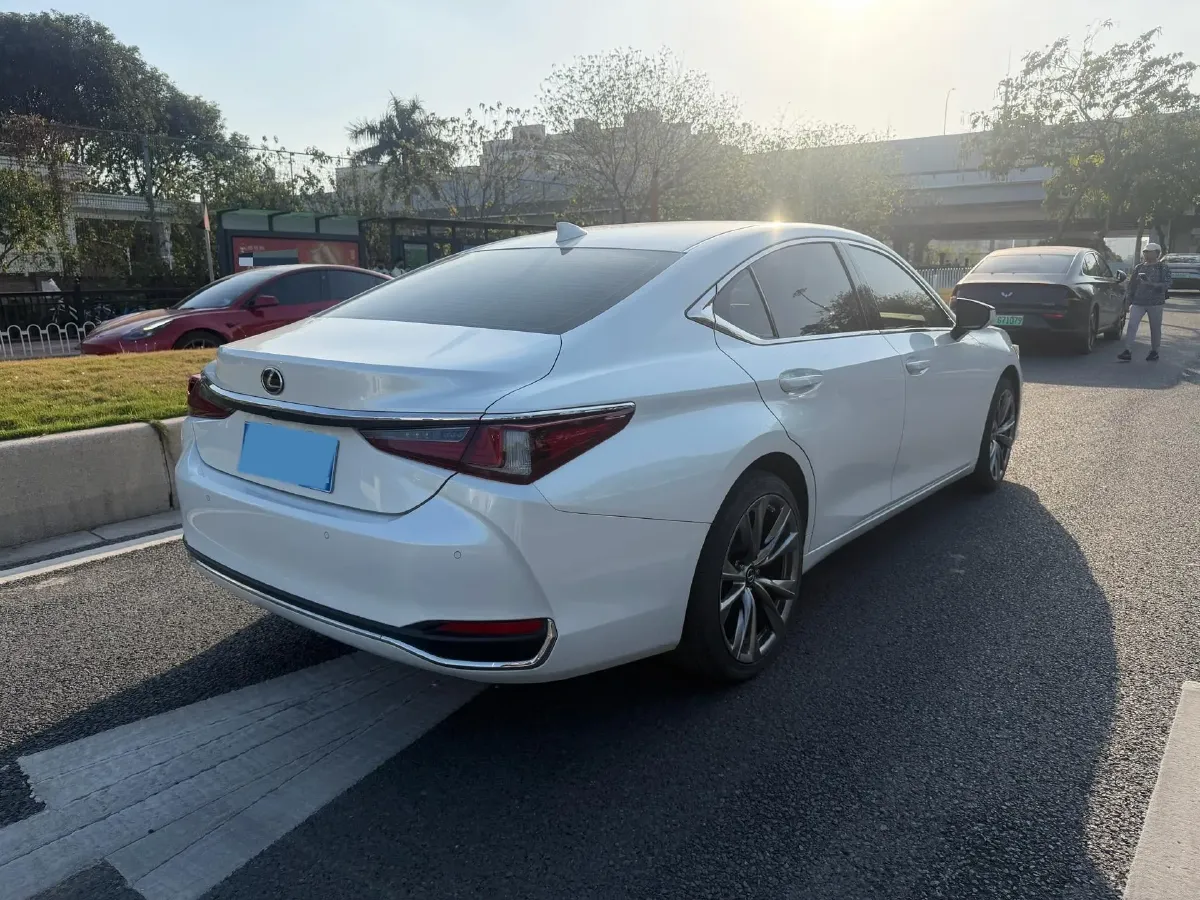2022 Lexus ES 2.0L 173HP L4 CVT,autocango,china used car exporter,china ev exporter,chinese used car exporter,chinese used ev exporter