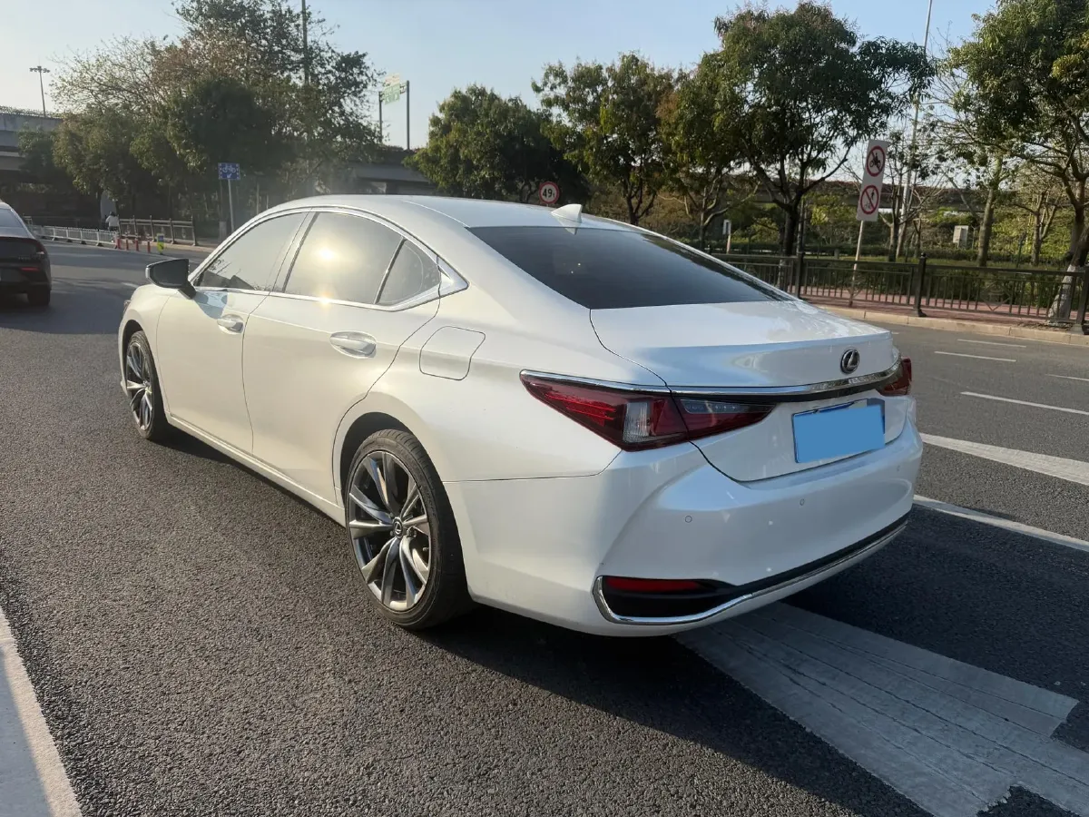 2022 Lexus ES 2.0L 173HP L4 CVT,autocango,china used car exporter,china ev exporter,chinese used car exporter,chinese used ev exporter