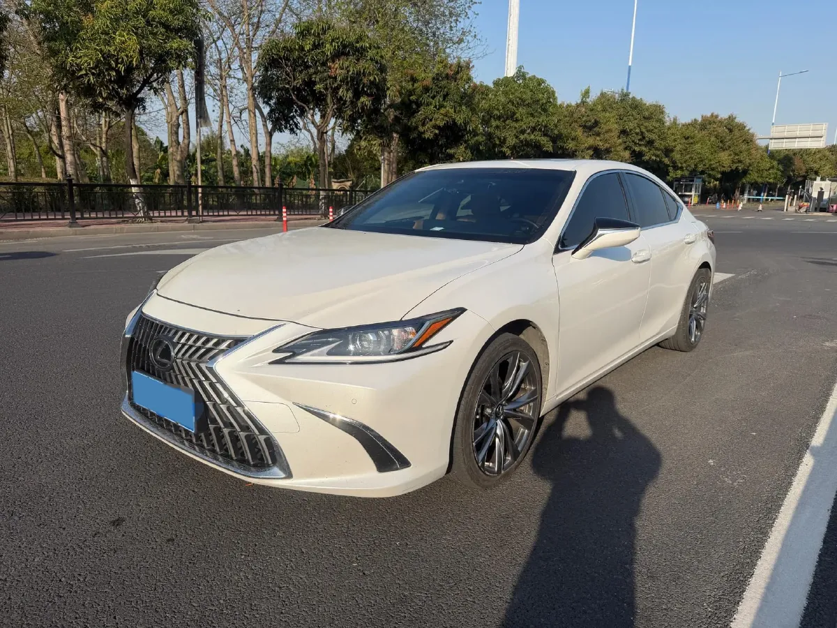 2022 Lexus ES 2.0L 173HP L4 CVT,autocango,china used car exporter,china ev exporter,chinese used car exporter,chinese used ev exporter