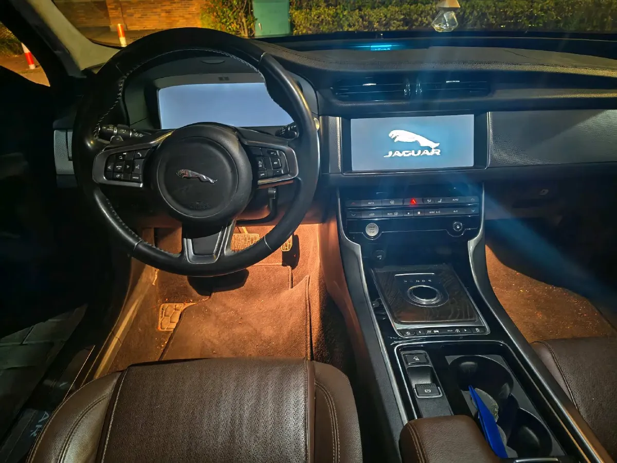 2018 Jaguar XF 2.0T 250HP L4 8AT,autocango,china used car exporter,china ev exporter,chinese used car exporter,chinese used ev exporter