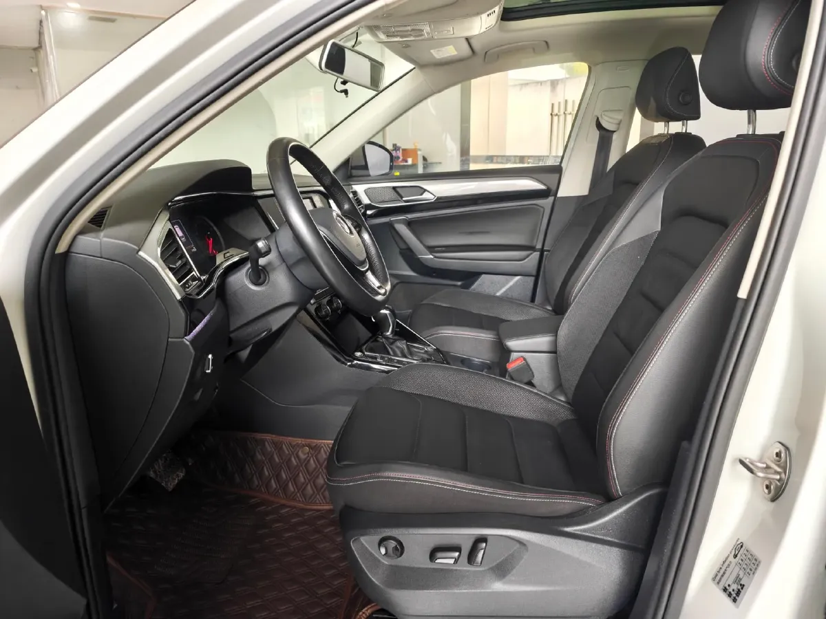 2019 Jeep Cherokee 2.0T 234HP L4 9AT,autocango,china used car exporter,china ev exporter,chinese used car exporter,chinese used ev exporter