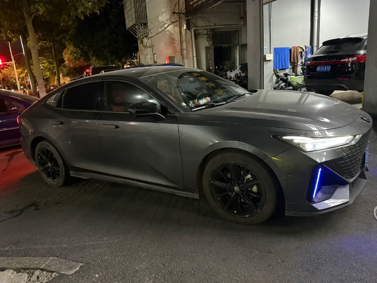 2022 ChangAn UNI-V 1.5T 188HP L4 7DCT,autocango,china used car exporter,china ev exporter,chinese used car exporter,chinese used ev exporter