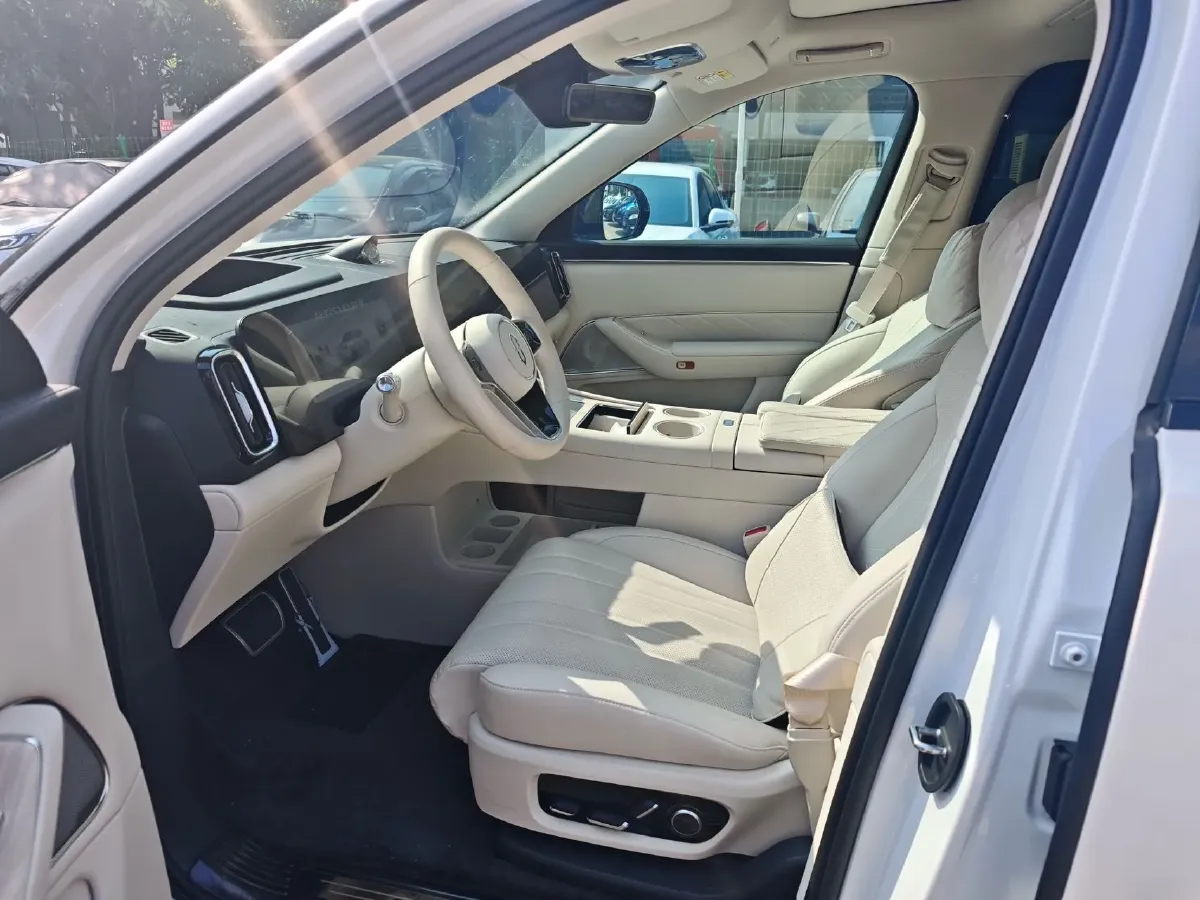 2025 AITO AITO M8 REEV 160HP REEV 53.4KWH,autocango,china used car exporter,china ev exporter,chinese used car exporter,chinese used ev exporter