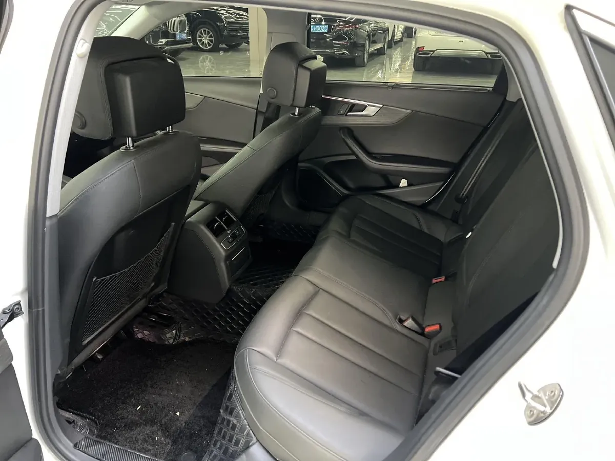 2022 Audi A4L 2.0T 190HP L4 7DCT,autocango,china used car exporter,china ev exporter,chinese used car exporter,chinese used ev exporter