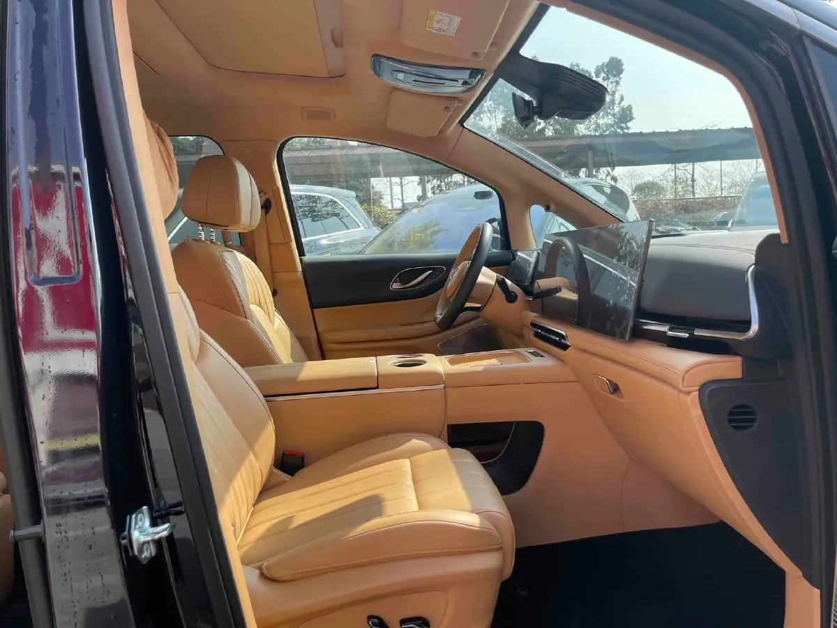 2025 Voyah Dream 1.5T 150HP L4 PHEV 41.7KWH,autocango,china used car exporter,china ev exporter,chinese used car exporter,chinese used ev exporter