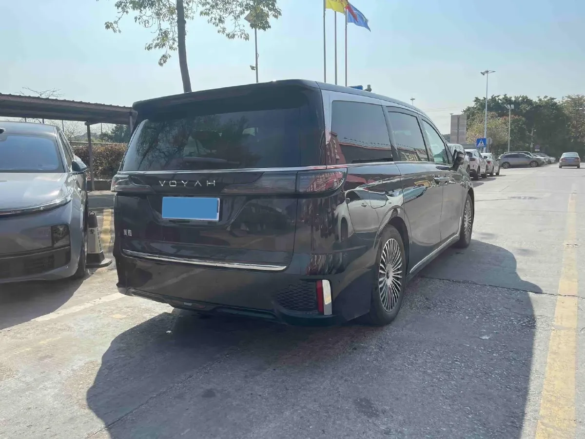 2025 Voyah Dream 1.5T 150HP L4 PHEV 41.7KWH,autocango,china used car exporter,china ev exporter,chinese used car exporter,chinese used ev exporter