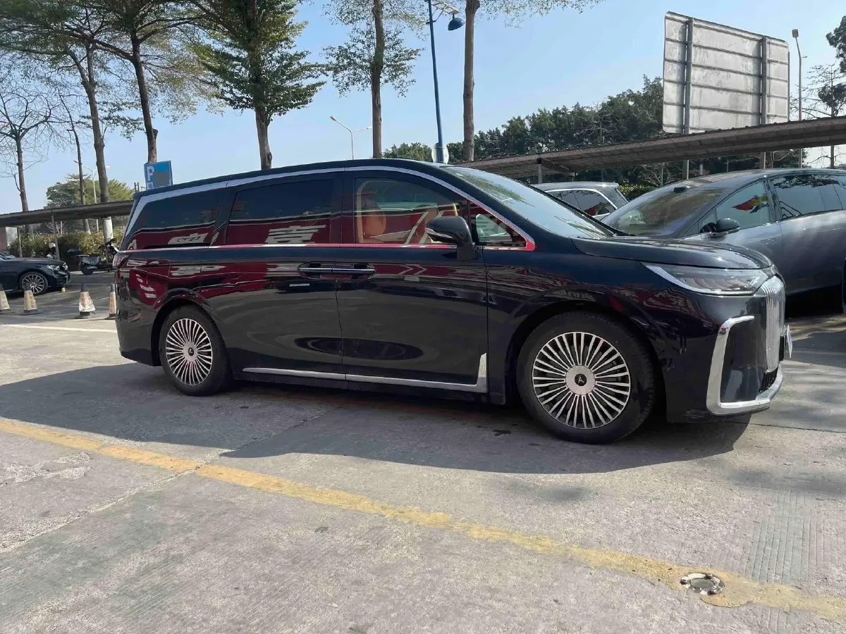 2025 Voyah Dream 1.5T 150HP L4 PHEV 41.7KWH,autocango,china used car exporter,china ev exporter,chinese used car exporter,chinese used ev exporter