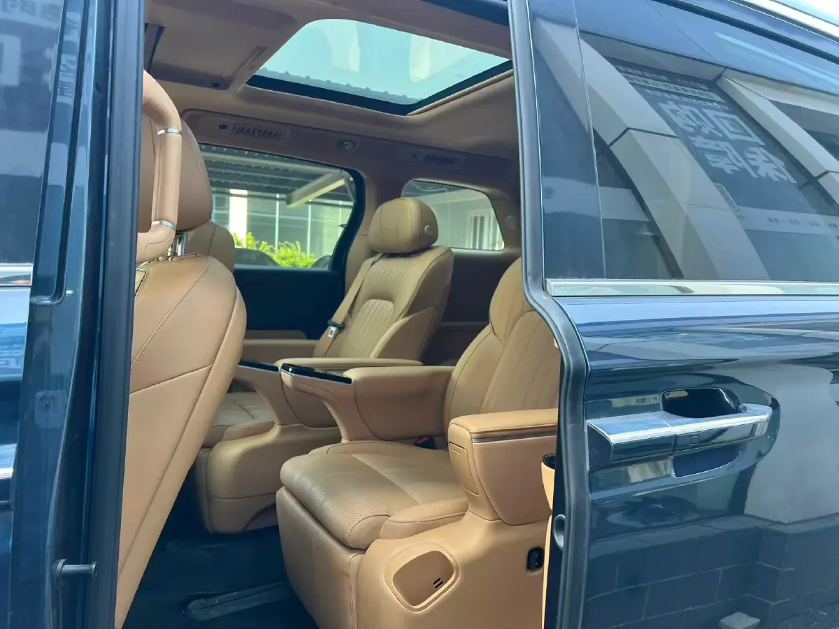 2025 Voyah Dream 1.5T 150HP L4 PHEV 41.7KWH,autocango,china used car exporter,china ev exporter,chinese used car exporter,chinese used ev exporter