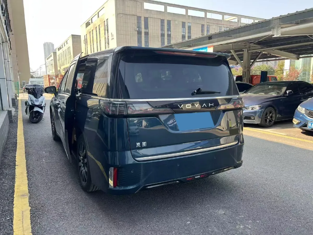 2025 Voyah Dream 1.5T 150HP L4 PHEV 41.7KWH,autocango,china used car exporter,china ev exporter,chinese used car exporter,chinese used ev exporter