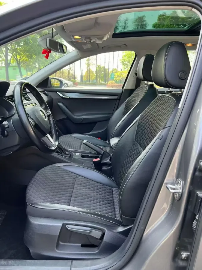 2018 Skoda Octavia 1.2T 116HP L4 7DCT,autocango,china used car exporter,china ev exporter,chinese used car exporter,chinese used ev exporter