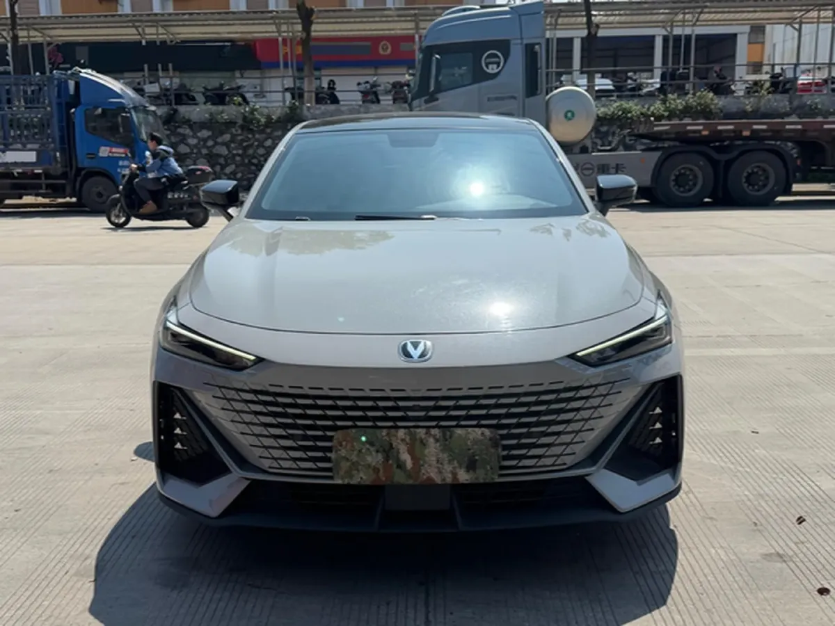 2022 ChangAn UNI-V 1.5T 188HP L4 7DCT,autocango,china used car exporter,china ev exporter,chinese used car exporter,chinese used ev exporter