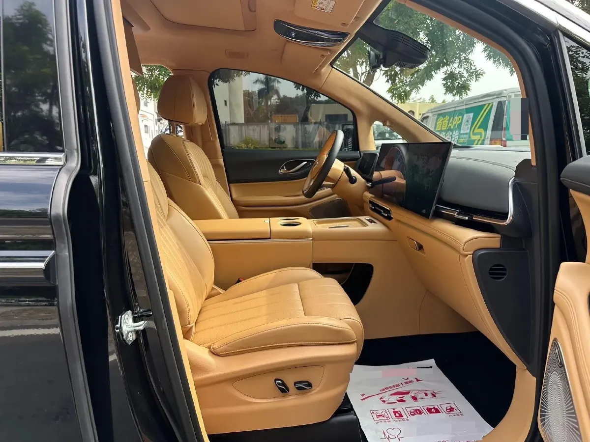 2025 Voyah Dream 1.5T 150HP L4 PHEV 41.7KWH,autocango,china used car exporter,china ev exporter,chinese used car exporter,chinese used ev exporter