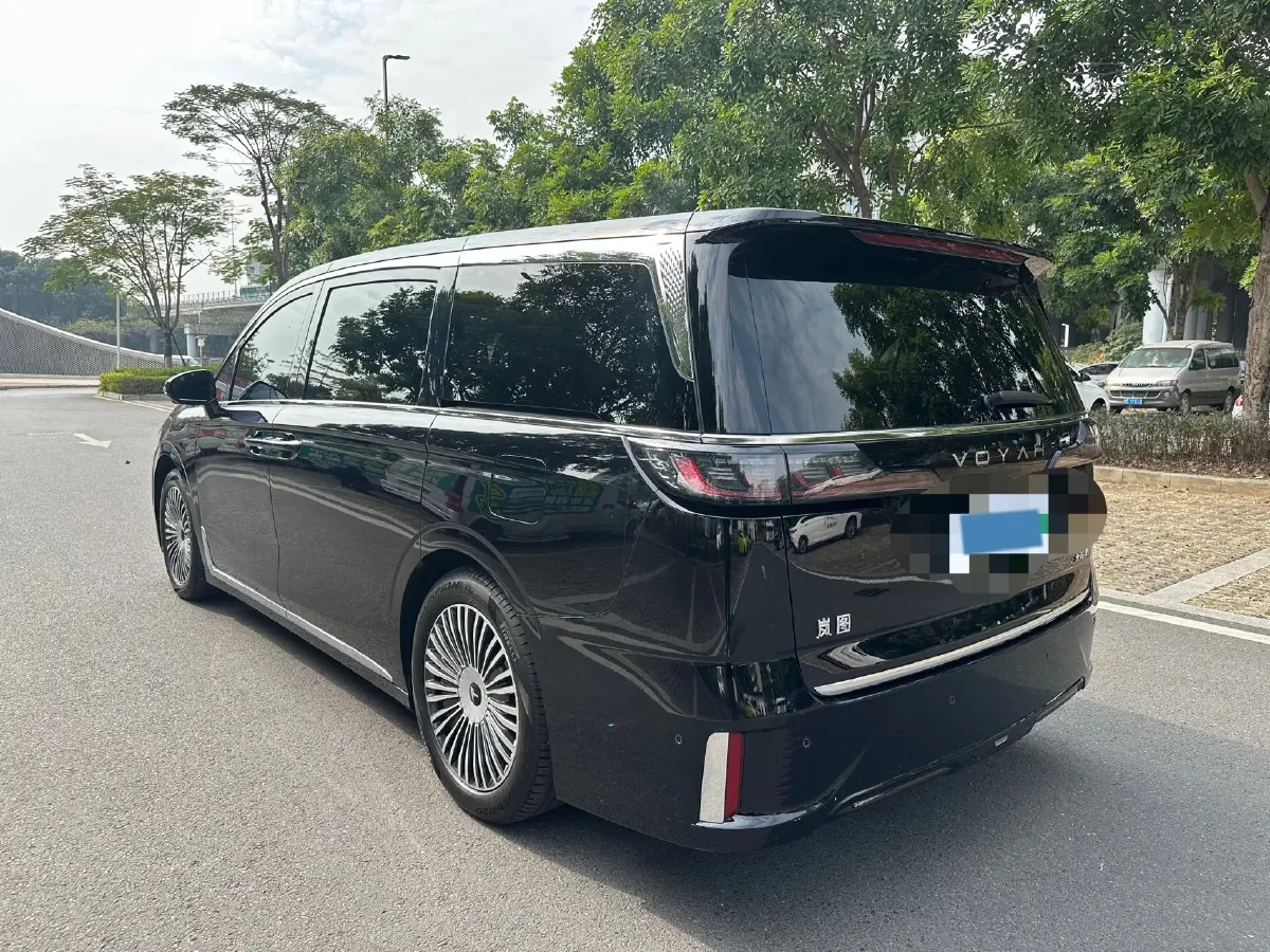 2025 Voyah Dream 1.5T 150HP L4 PHEV 41.7KWH,autocango,china used car exporter,china ev exporter,chinese used car exporter,chinese used ev exporter