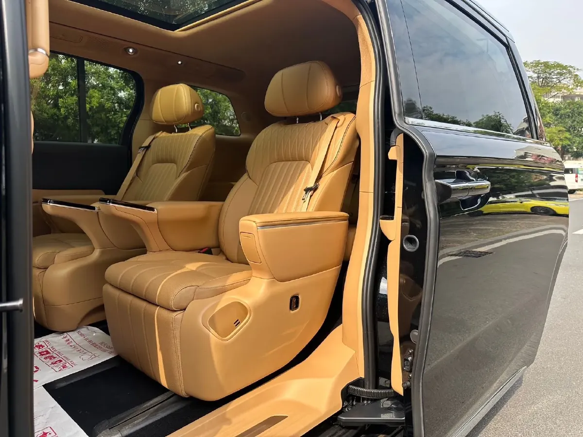 2025 Voyah Dream 1.5T 150HP L4 PHEV 41.7KWH,autocango,china used car exporter,china ev exporter,chinese used car exporter,chinese used ev exporter