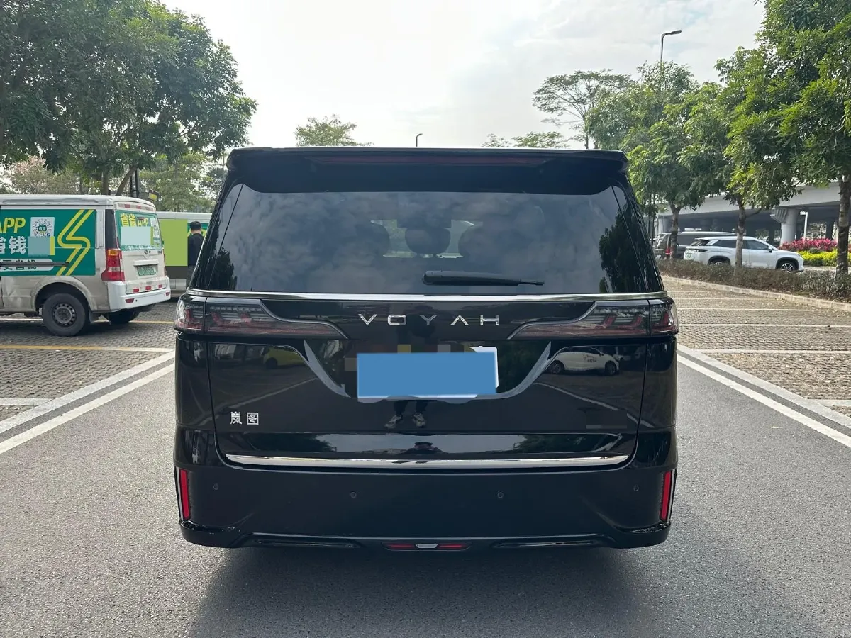 2025 Voyah Dream 1.5T 150HP L4 PHEV 41.7KWH,autocango,china used car exporter,china ev exporter,chinese used car exporter,chinese used ev exporter