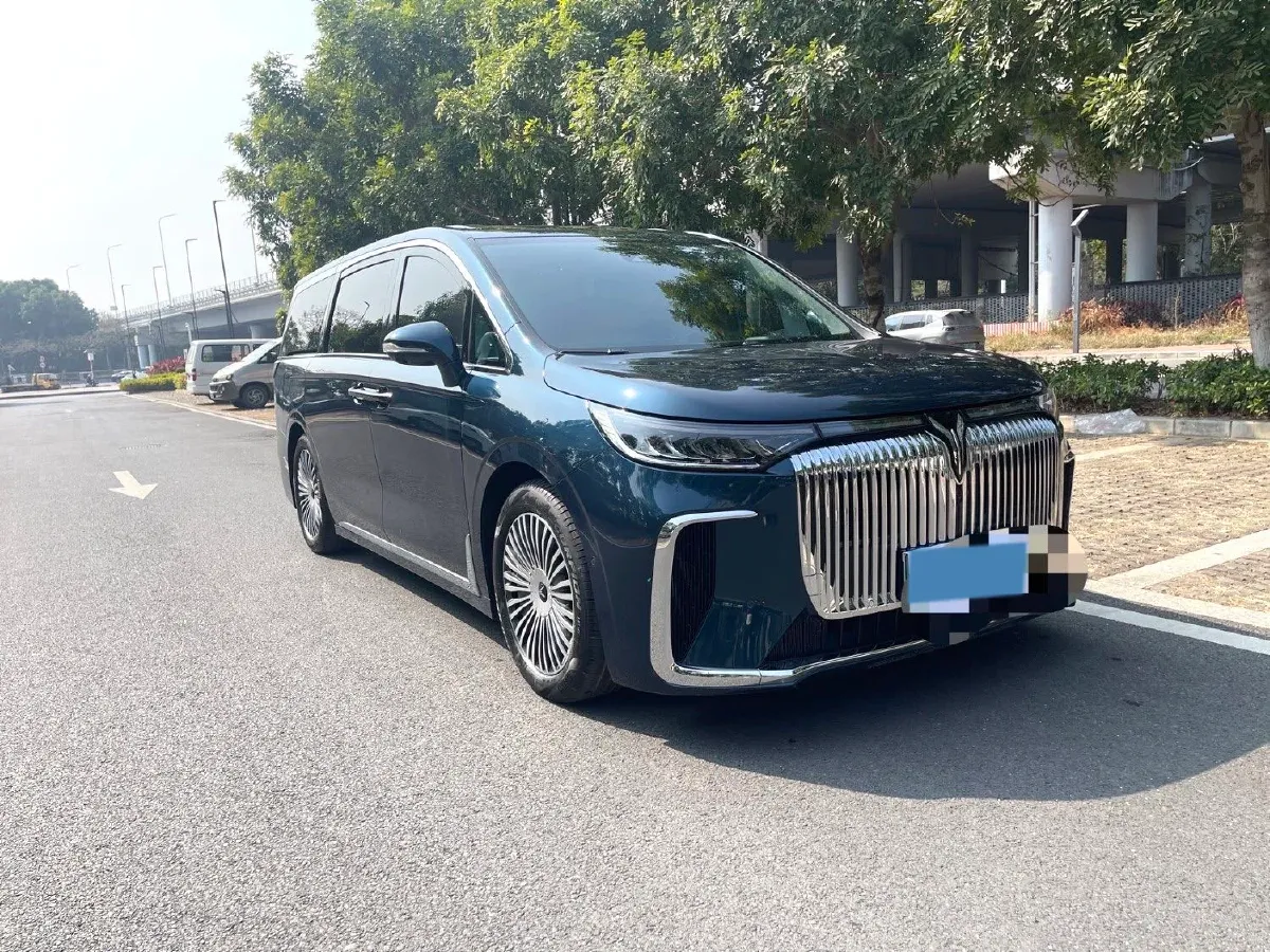2025 Voyah Dream 1.5T 150HP L4 PHEV 41.7KWH,autocango,china used car exporter,china ev exporter,chinese used car exporter,chinese used ev exporter