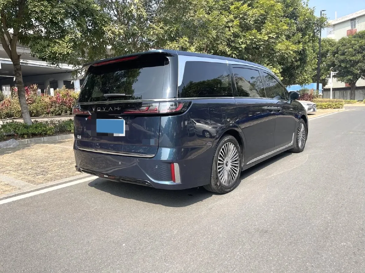 2025 Voyah Dream 1.5T 150HP L4 PHEV 41.7KWH,autocango,china used car exporter,china ev exporter,chinese used car exporter,chinese used ev exporter