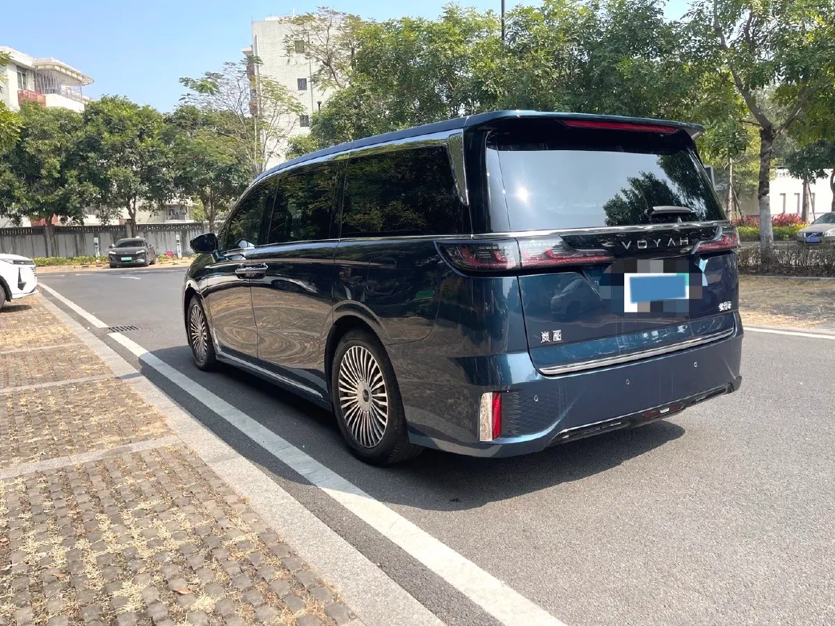 2025 Voyah Dream 1.5T 150HP L4 PHEV 41.7KWH,autocango,china used car exporter,china ev exporter,chinese used car exporter,chinese used ev exporter
