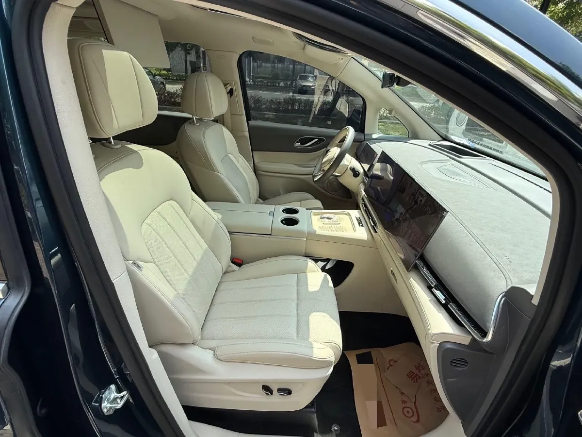 2025 Voyah Dream 1.5T 150HP L4 PHEV 41.7KWH,autocango,china used car exporter,china ev exporter,chinese used car exporter,chinese used ev exporter