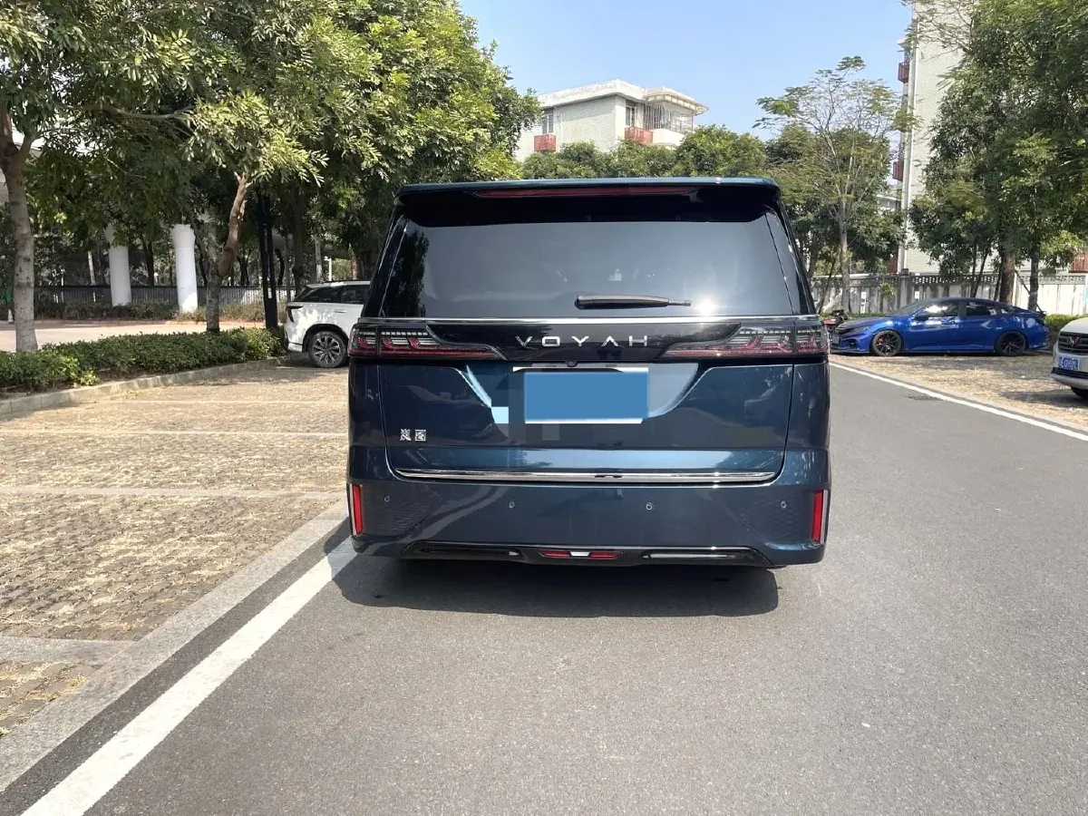 2025 Voyah Dream 1.5T 150HP L4 PHEV 41.7KWH,autocango,china used car exporter,china ev exporter,chinese used car exporter,chinese used ev exporter