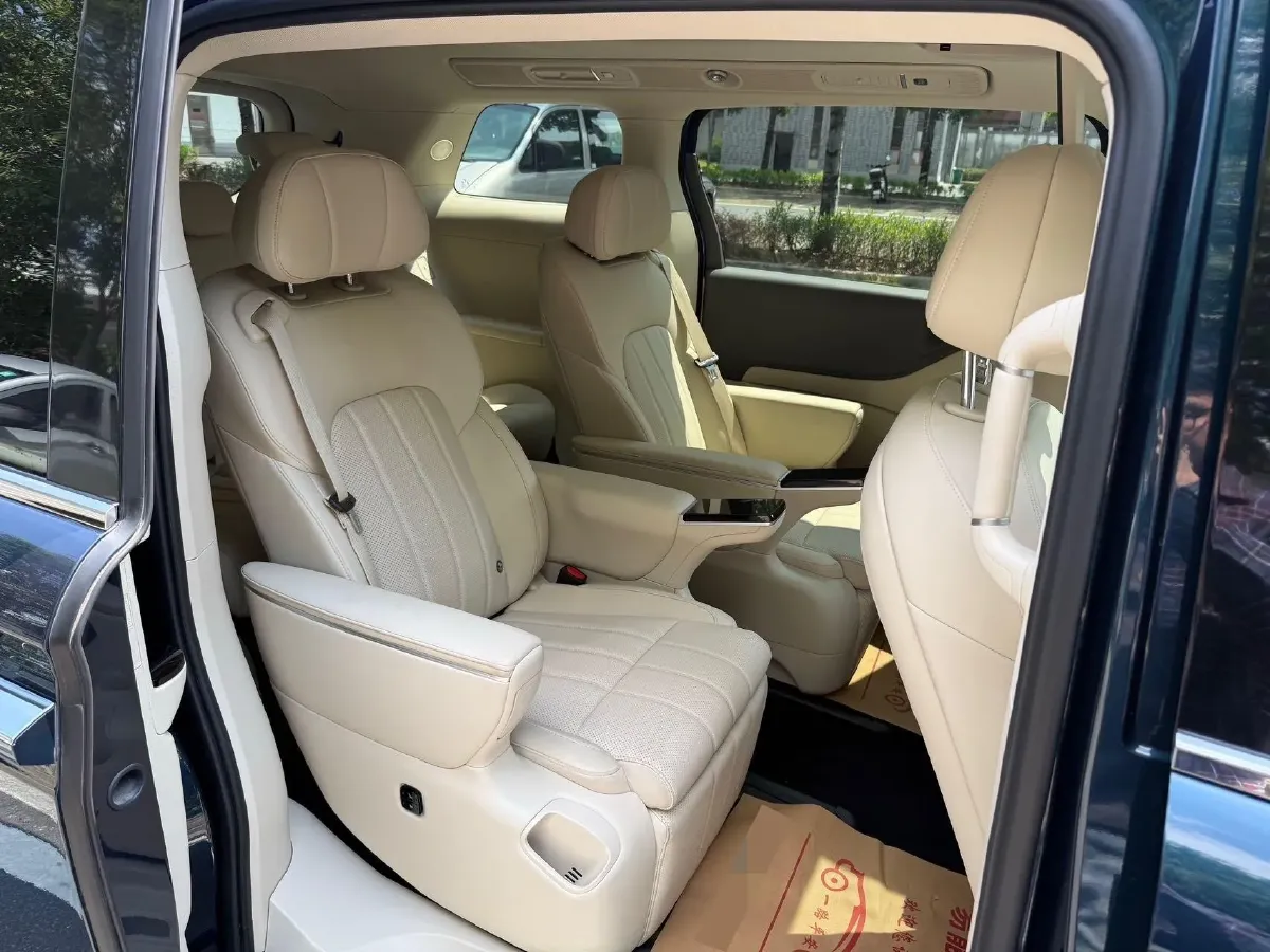 2025 Voyah Dream 1.5T 150HP L4 PHEV 41.7KWH,autocango,china used car exporter,china ev exporter,chinese used car exporter,chinese used ev exporter