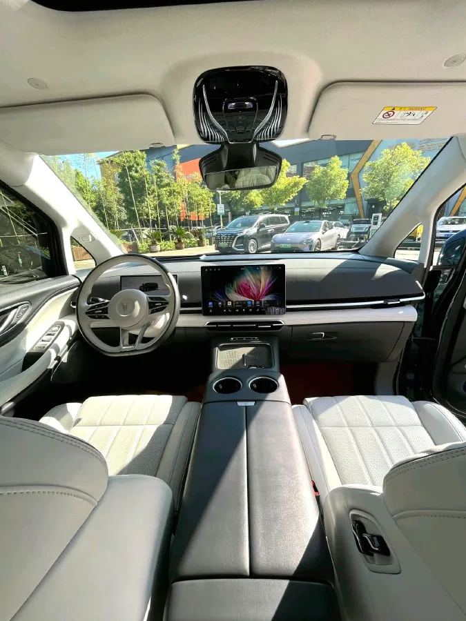 2025 Voyah Dream 1.5T 150HP L4 PHEV 41.7KWH,autocango,china used car exporter,china ev exporter,chinese used car exporter,chinese used ev exporter