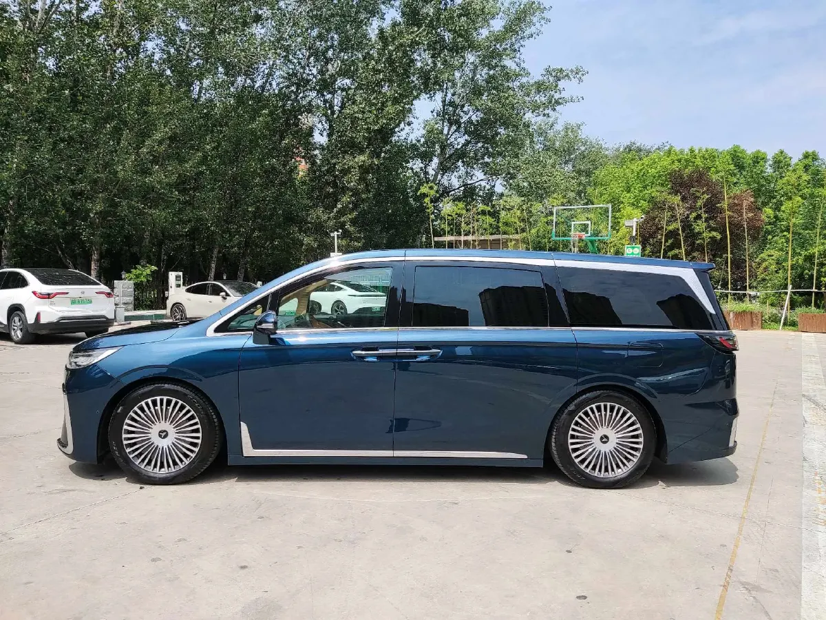 2025 Voyah Dream 1.5T 150HP L4 PHEV 41.7KWH,autocango,china used car exporter,china ev exporter,chinese used car exporter,chinese used ev exporter