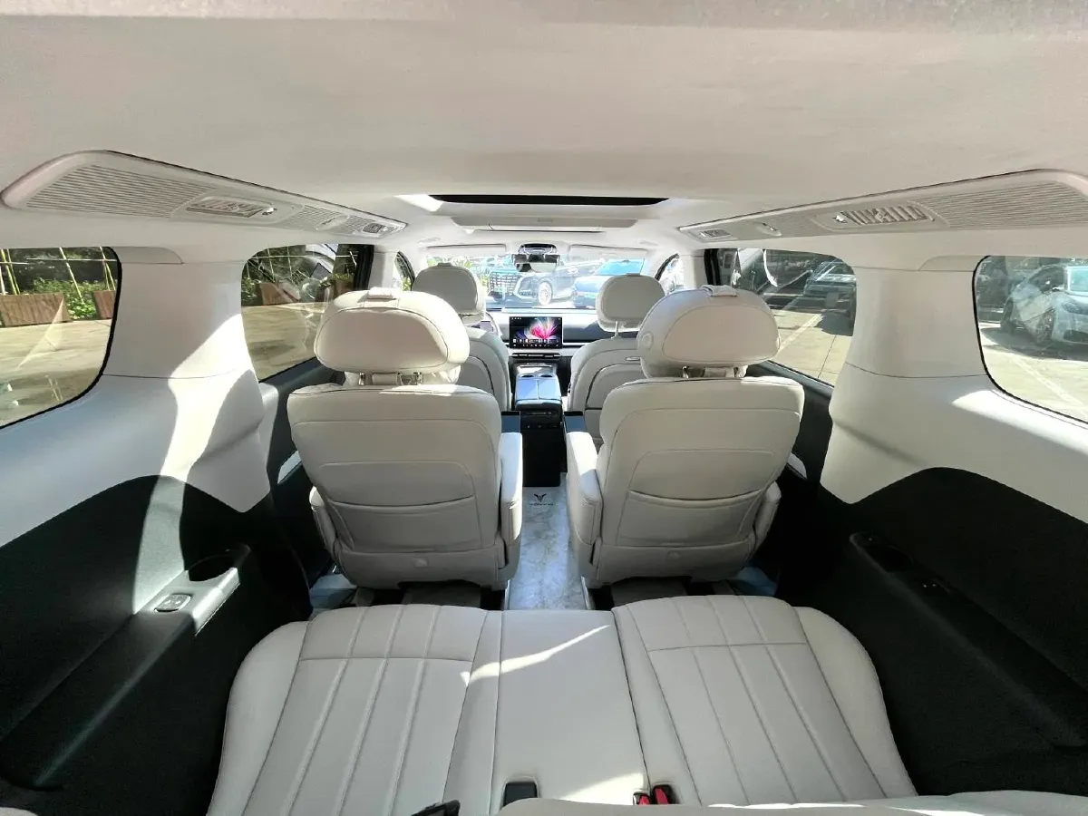 2025 Voyah Dream 1.5T 150HP L4 PHEV 41.7KWH,autocango,china used car exporter,china ev exporter,chinese used car exporter,chinese used ev exporter