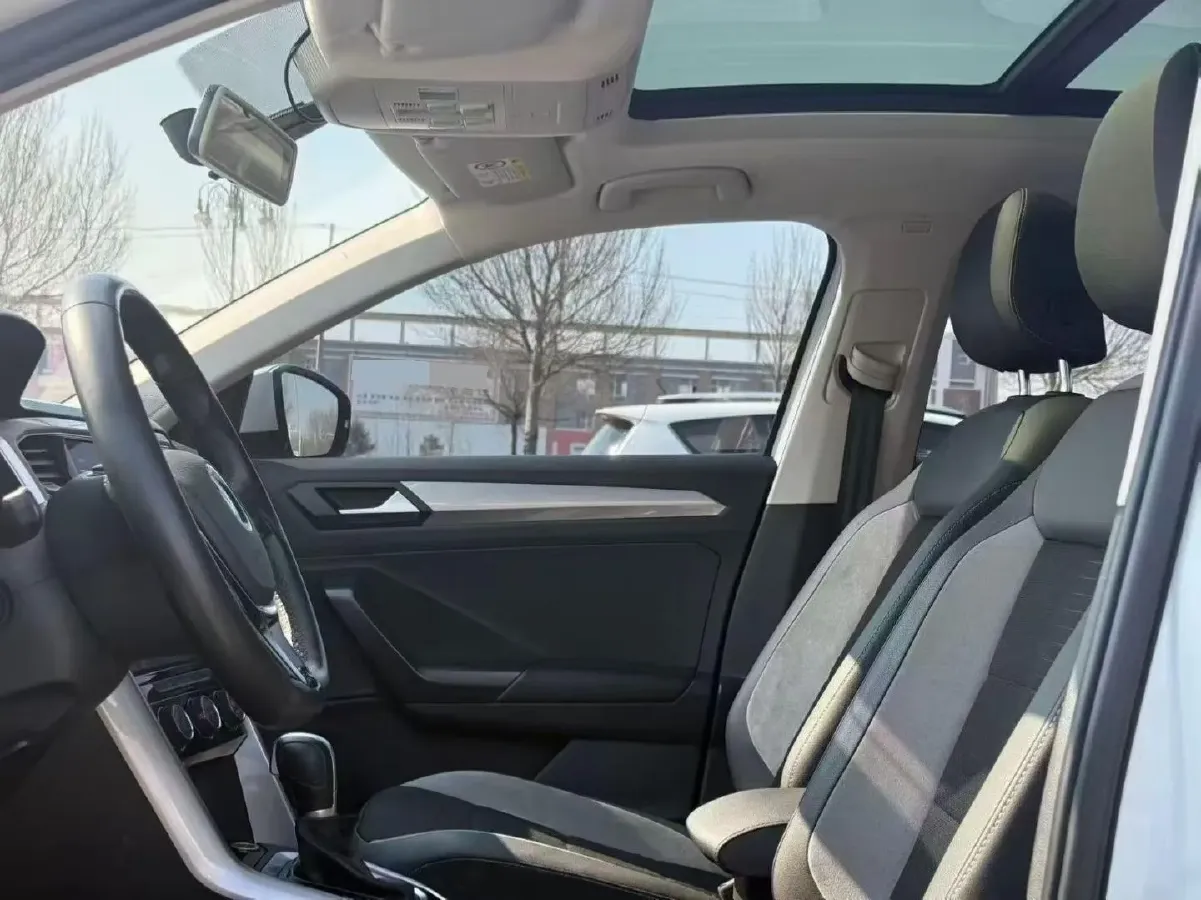 2022 Volkswagen T-Roc 1.4T 150HP L4 7DCT,autocango,china used car exporter,china ev exporter,chinese used car exporter,chinese used ev exporter