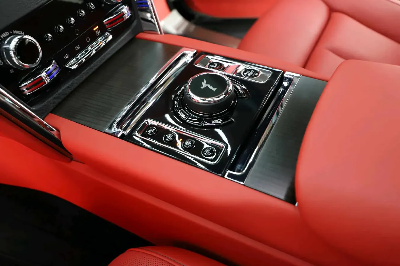 2018 Rolls-Royce Cullinan 6.7T 571HP V12 8AT,autocango,china used car exporter,china ev exporter,chinese used car exporter,chinese used ev exporter