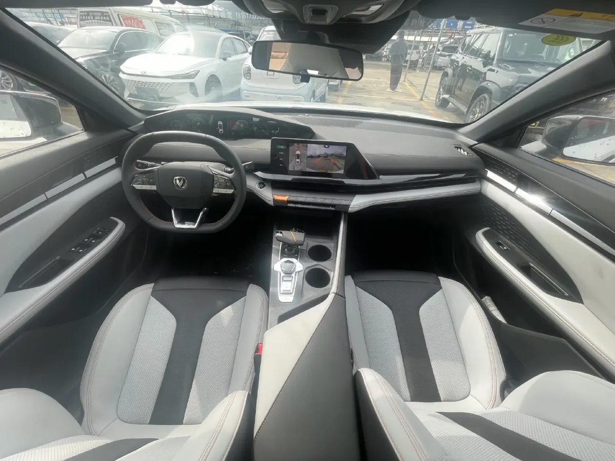 2024 ChangAn UNI-V iDD 1.5L 110HP L4 E-CVT PHEV 18.99KWH,autocango,china used car exporter,china ev exporter,chinese used car exporter,chinese used ev exporter