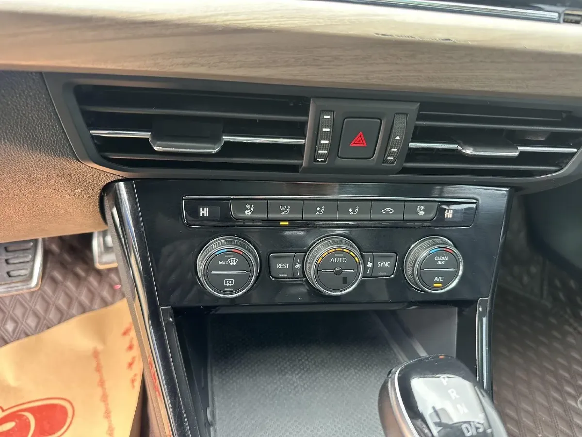 2019 Volvo V40 1.5T 152HP L4 6AT,autocango,china used car exporter,china ev exporter,chinese used car exporter,chinese used ev exporter