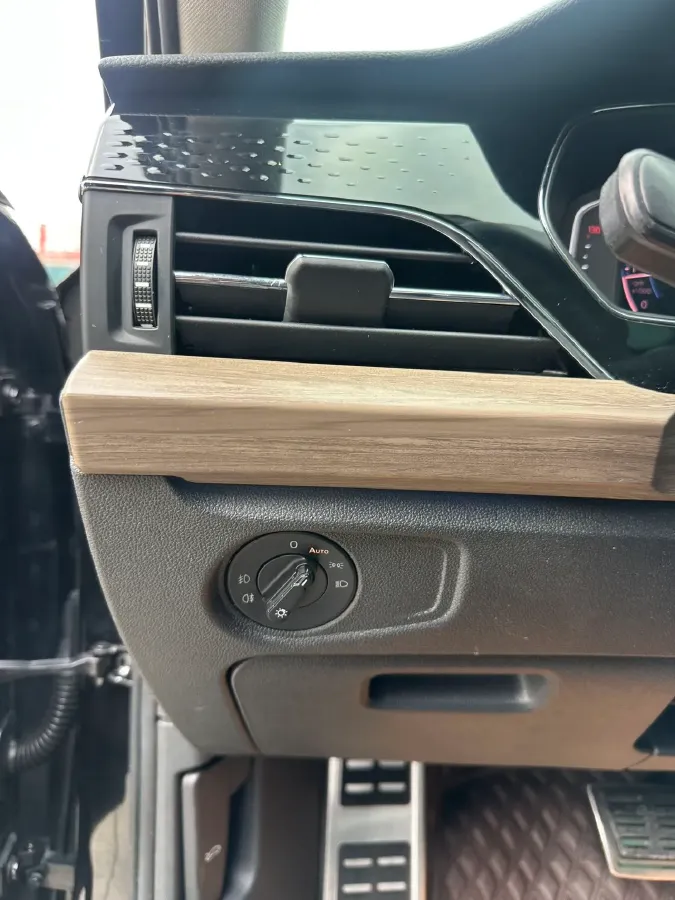 2019 Volvo V40 1.5T 152HP L4 6AT,autocango,china used car exporter,china ev exporter,chinese used car exporter,chinese used ev exporter