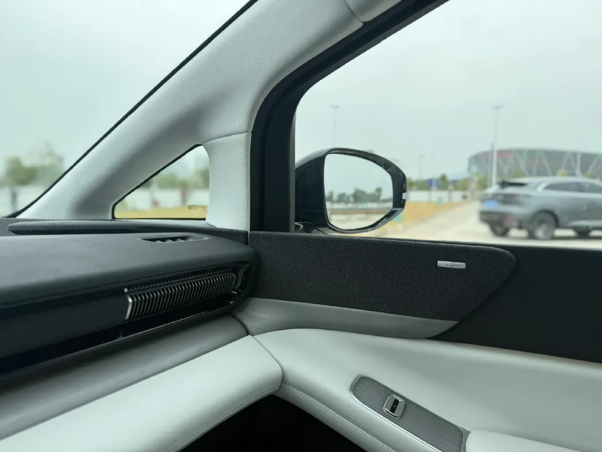 2024 Xpeng X9 BEV 84.5KWH,autocango,china used car exporter,china ev exporter,chinese used car exporter,chinese used ev exporter