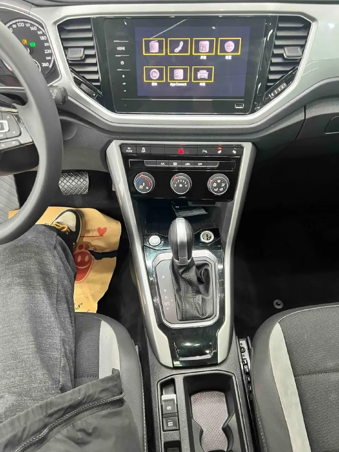 2022 Volkswagen T-Roc 1.4T 150HP L4 7DCT,autocango,china used car exporter,china ev exporter,chinese used car exporter,chinese used ev exporter