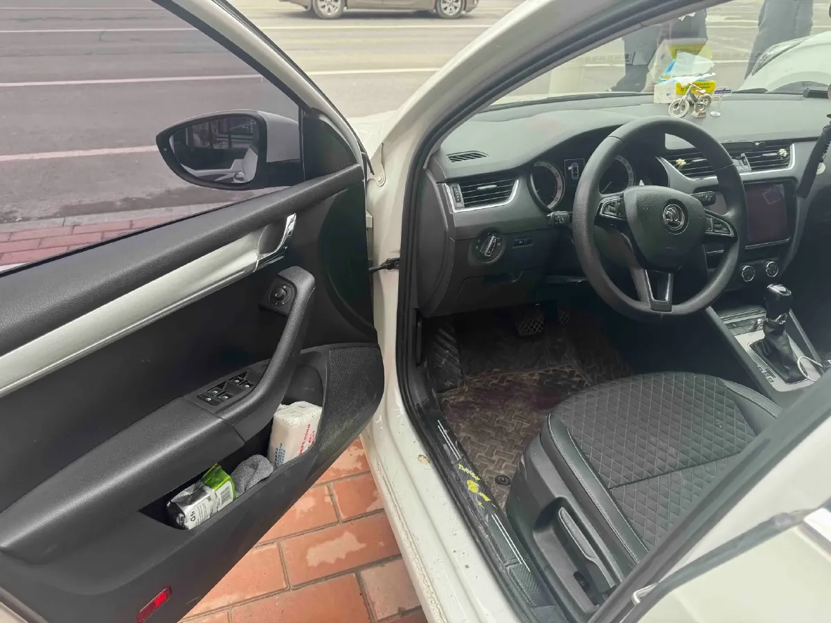 2020 Skoda Octavia 1.5L 113HP L4 6AT,autocango,china used car exporter,china ev exporter,chinese used car exporter,chinese used ev exporter