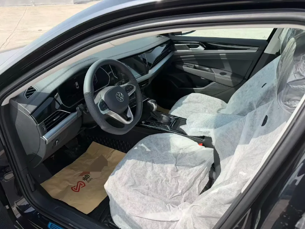 2025 Volkswagen Passat 2.0T 220HP L4 7DCT,autocango,china used car exporter,china ev exporter,chinese used car exporter,chinese used ev exporter